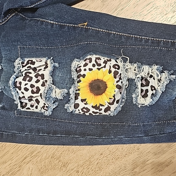 Astylish NWOT Womans Distressed Sunflower Jeans size Small - Picture 3 of 7
